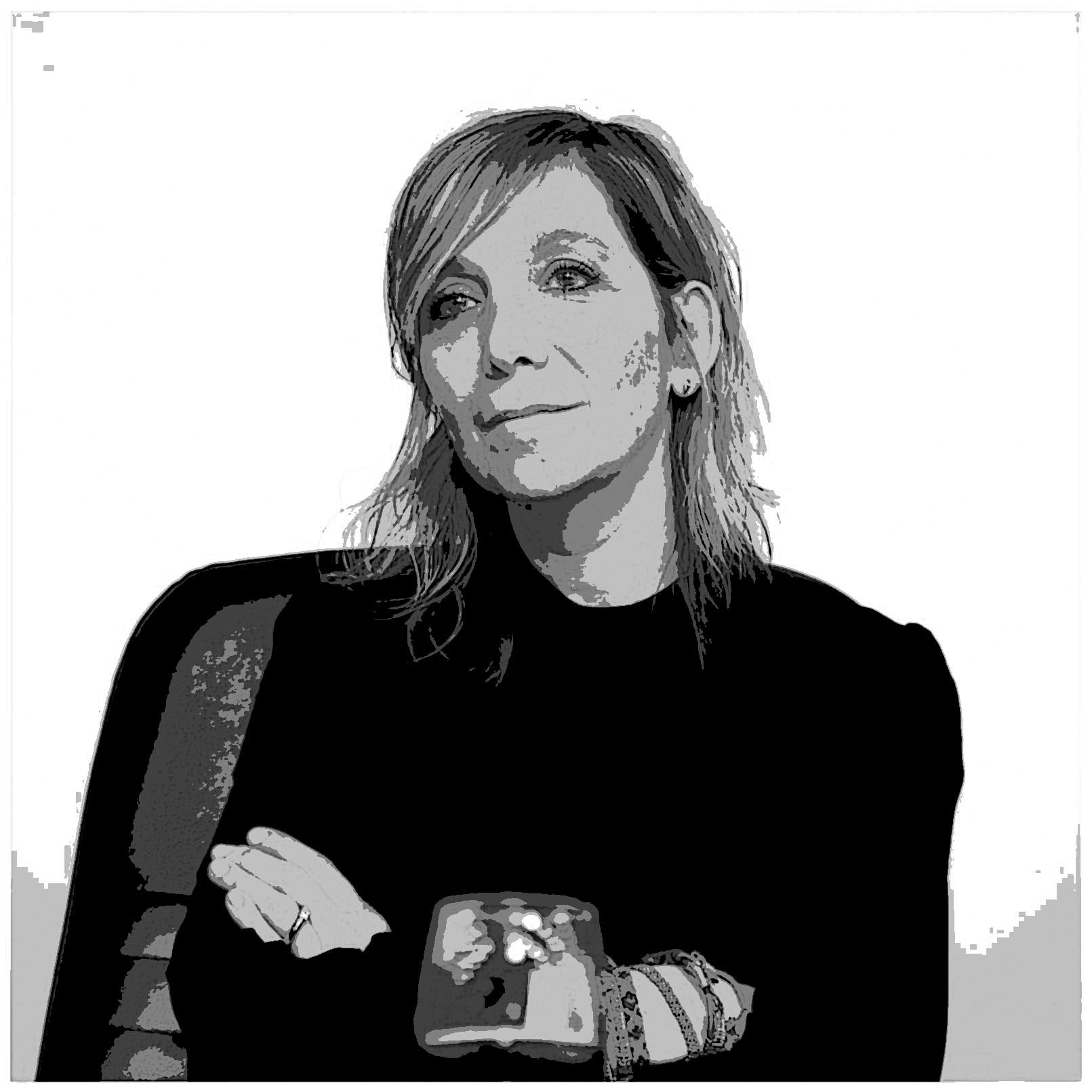 L'image montre une femme qui semble pensive, avec un regard contemplatif. Elle a les cheveux mi-longs et porte un haut foncé. Ses bras sont croisés, et elle est assise sur une chaise, ce qui indique une certaine confiance ou réflexion. Le fond est neutre, ce qui attire l'attention sur son expression. Des éléments de style tels que des accessoires ajoutent une touche personnelle à son apparence.