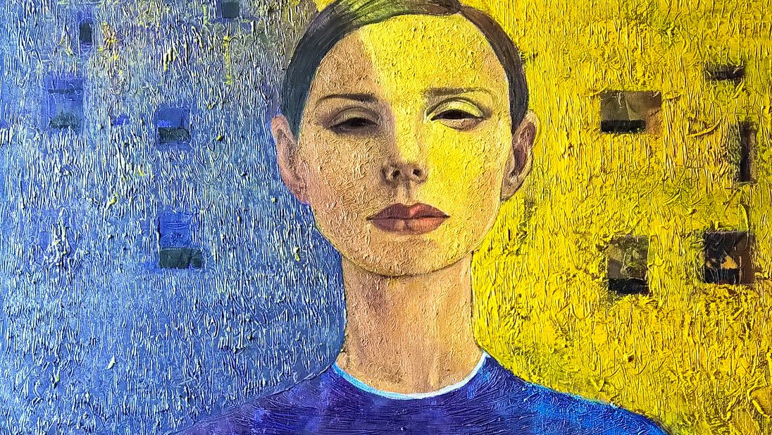 L'image est une peinture qui représente un portrait stylisé d'une personne. La figure centrale a un visage sérieux, avec une expression réfléchie. Elle est vêtue d'un haut bleu et se trouve devant un fond jaune qui crée un contraste marqué. Le fond est texturé, suggérant des formes abstraites et des ombres, tandis que le visage est détaillé avec des traits bien définis. L'ensemble de l'œuvre évoque une atmosphère à la fois moderne et introspective.