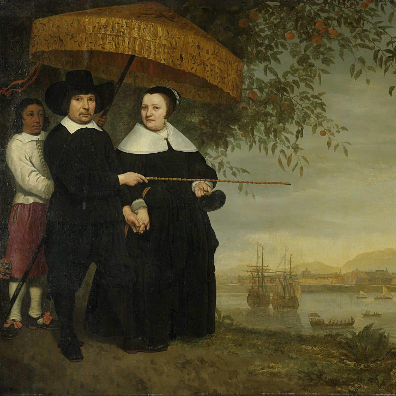 L'image représente un couple dans un paysage maritime. L'homme, vêtu de vêtements sombres et portant un chapeau, tient une canne et un parasol au-dessus de la femme, qui est habillée en noir avec une coiffe caractéristique. À l'arrière-plan, on peut voir plusieurs navires à voile sur l'eau, ainsi qu'une ville ou une côte lointaine. À gauche, un jeune garçon observe la scène. La composition transmet une ambiance calme et intime, tout en évoquant le commerce maritime de l'époque.