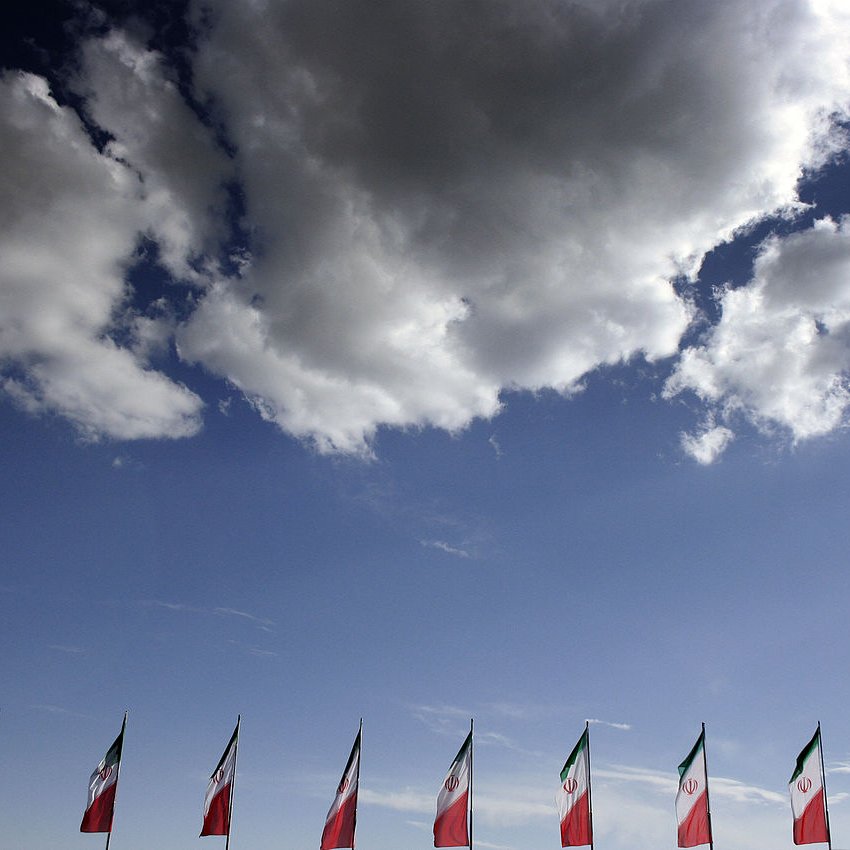 L'image montre un ciel bleu avec quelques nuages blancs floconneux. En bas, plusieurs drapeaux sont disposés sur une ligne horizontale, représentant probablement le Mexique, avec leur motif caractéristique. L'ensemble de la scène évoque une atmosphère de célébration ou d'événement, avec une belle vue sur le ciel.