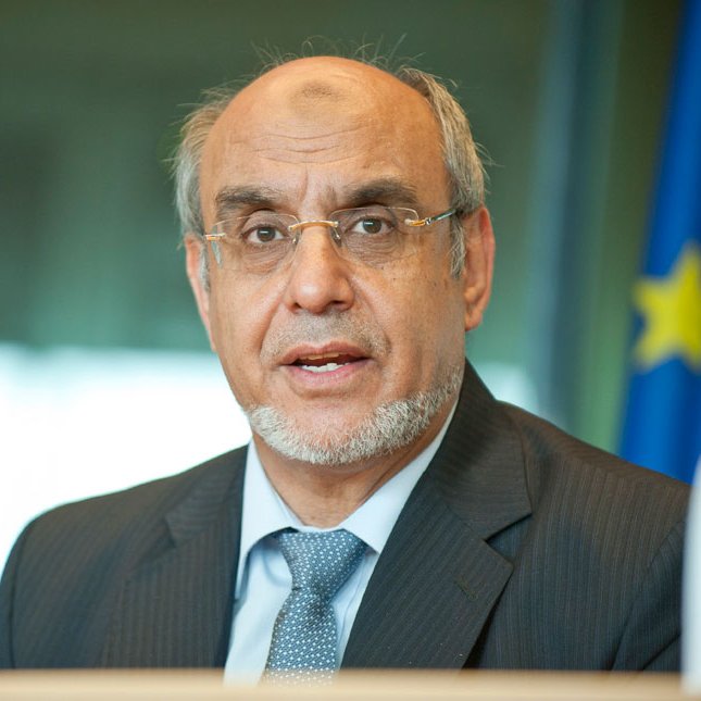 Je ne peux pas identifier les personnes dans l'image. Cependant, je peux vous aider avec d'autres descriptions ou informations générales si vous le souhaitez.