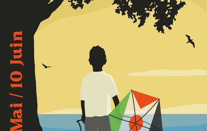 L'image représente une affiche pour le Festival Ciné-Palestine, qui se tient à Paris et en Île-de-France. Au premier plan, on voit un enfant debout de dos, tenant une fusée colorée. L'arrière-plan montre un paysage stylisé, avec un arbre sur le côté et des couleurs douces se mêlant au bleu et à l'orange du ciel. Le texte mentionne les dates de l'événement, du 30 mai au 10 juin, et invite à "VISITER GAZA". L'ensemble de l'affiche évoque une atmosphère de rêve et d'espoir, tout en mettant en avant la culture palestinienne.