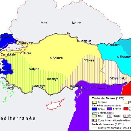 Cette image représente une carte historique de la Turquie et des régions environnantes, illustrant les conséquences du Traité de Sèvres de 1920. Elle délimite les différentes zones d'influence attribuées à divers pays, dont la France, la Grande-Bretagne, l'Arménie et un projet de Kurdistan. On y voit également les frontières de la Turquie selon le Traité de Lausanne de 1923. Les différentes couleurs sur la carte symbolisent les territoires et les zones internationales (délimitées), ainsi que les régions mentionnées dans les traités. La carte visualise ainsi les évolutions politiques du début du XXe siècle dans cette région.