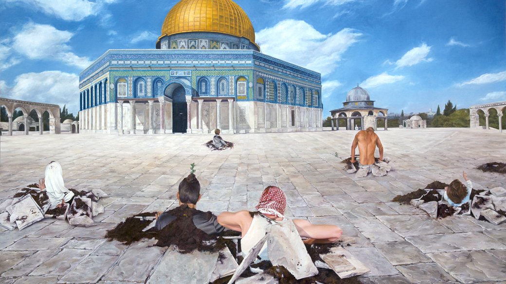 L'image représente un paysage surréaliste avec la célèbre mosquée avec un dôme doré, probablement le Dôme du Rocher à Jérusalem. Au premier plan, plusieurs figures sont visible, émergeant de ce qui semble être de la terre ou des débris. Les personnages, dont certains portent des vêtements traditionnels, semblent se diriger vers la mosquée. Le ciel est clair et bleu, ajoutant un contraste à la scène sombre et symbolique. L'œuvre évoque des thèmes de résilience et de connexion à un lieu sacré.