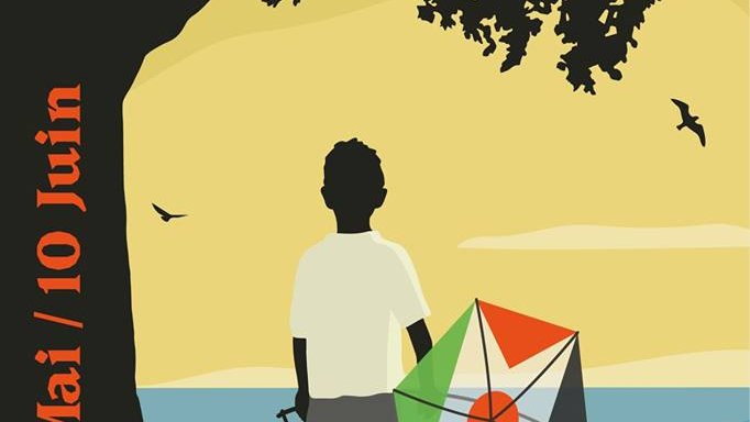 L'image représente une affiche pour le Festival Ciné-Palestine, qui se tient à Paris et en Île-de-France. Au premier plan, on voit un enfant debout de dos, tenant une fusée colorée. L'arrière-plan montre un paysage stylisé, avec un arbre sur le côté et des couleurs douces se mêlant au bleu et à l'orange du ciel. Le texte mentionne les dates de l'événement, du 30 mai au 10 juin, et invite à "VISITER GAZA". L'ensemble de l'affiche évoque une atmosphère de rêve et d'espoir, tout en mettant en avant la culture palestinienne.
