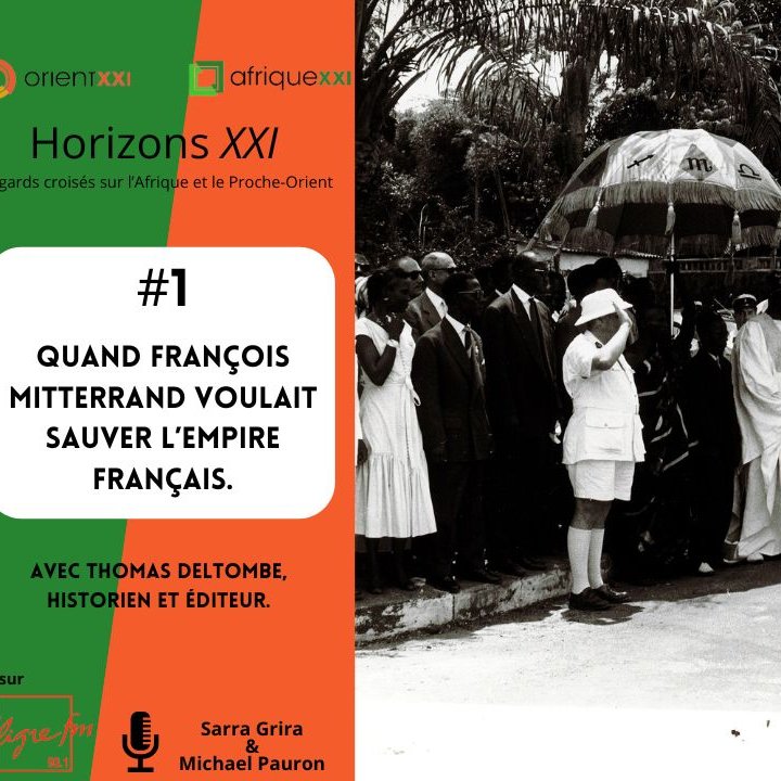 L'image montre une scène historique en noir et blanc, probablement d'une visite officielle. On peut voir plusieurs personnes vêtues en costume, marchant dans un environnement urbain. Des parasols sont utilisés pour se protéger du soleil. Cette photo semble évoquer un moment significatif lié à François Mitterrand, avec un titre qui suggère une exploration des efforts pour préserver l'Empire français. Les éléments textuels mentionnent également des contributeurs au contenu, probablement des historiens ou éditeurs associés à cette thématique.
