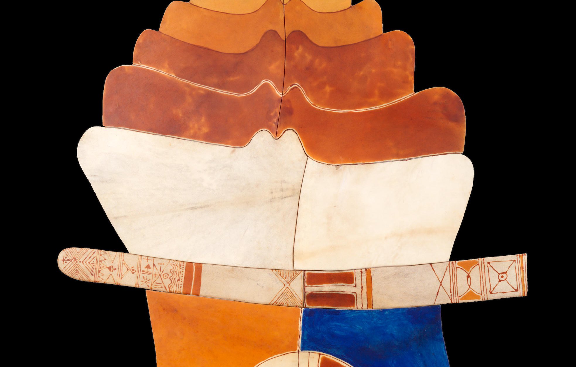 L'image montre une œuvre d'art abstraite qui représente une forme stylisée, probablement inspirée de motifs traditionnels. Elle est composée de plusieurs segments de couleur beige, orange et bleu, avec des motifs géométriques et des lignes décoratives. Le fond noir met en valeur les couleurs vives et les détails de la pièce, accentuant son esthétique organique et moderne. Les formes évoquent une sensation de mouvement et de fluidité.