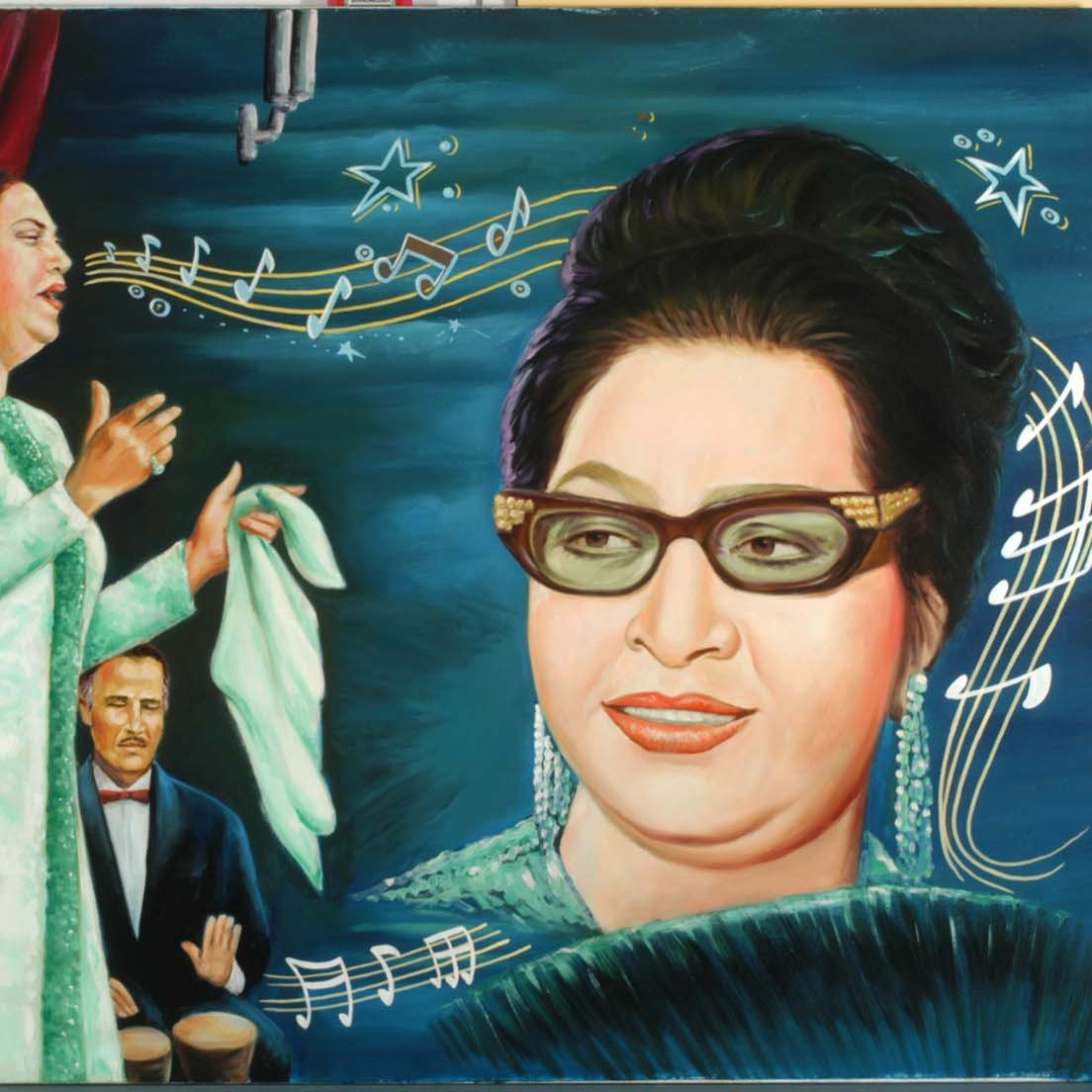 L'image représente une peinture mettant en avant une chanteuse sur scène, vêtue d'une robe élégante et tenant un mouchoir. Elle est accompagnée de musiciens en arrière-plan, créant une atmosphère musicale. Au-dessus d'elle, des notes de musique et des étoiles ajoutent une touche dynamique à la composition. Un portrait d'une femme avec des lunettes stylées est également présent, suggérant une connexion entre deux moments ou deux personnalités artistiques. L'ensemble dégage une ambiance festive et artistique.