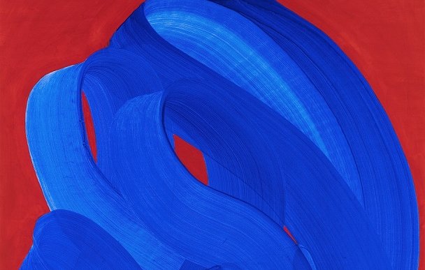 L'image présente un fond rouge vif sur lequel se trouvent des traits de pinceau en bleu. Les lignes fluides et ondulées s'entrelacent, créant un mouvement dynamique et une texture visuelle intéressante. Les nuances de bleu semblent varier légèrement, ajoutant de la profondeur à la composition. L'ensemble évoque une sensation d'énergie et d'expression artistique.
