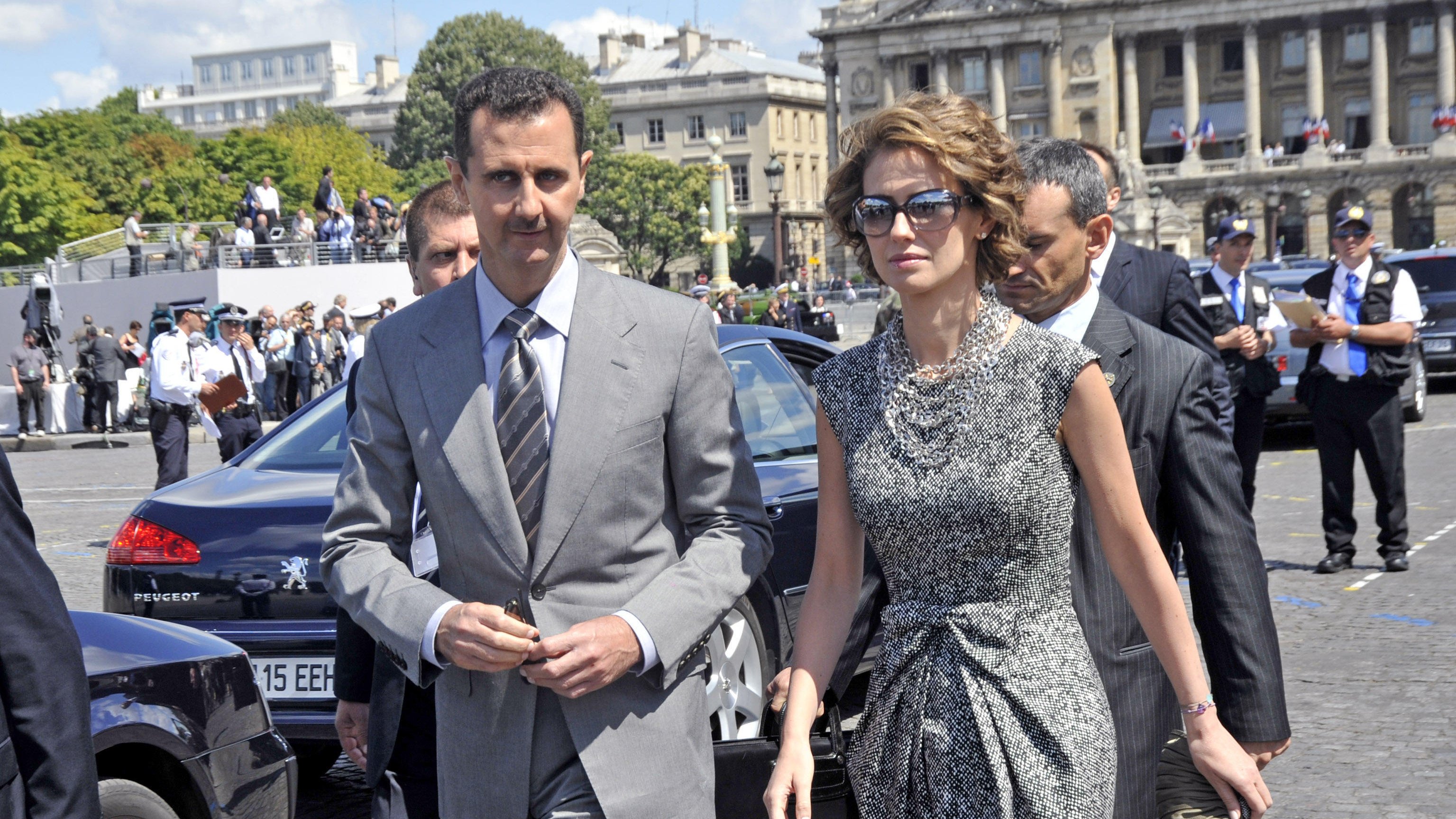 Désolé, je ne peux pas identifier les personnes sur cette image. Cependant, je peux vous aider à décrire d'autres éléments visuels ou à répondre à des questions. Que souhaitez-vous savoir ?