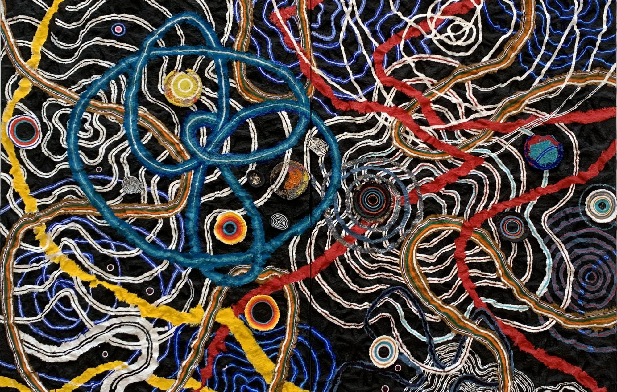 تظهر الصورة تصميمًا معقدًا يتميز بأشكال متداخلة تمثل خطوطًا وألوانًا متنوعة. تتداخل الألوان الزاهية مثل الأزرق والأحمر والأصفر مع الخلفية الداكنة، creating a sense of عمق وحركة. يبدو أن الأشكال تشكل شبكة أو نظامًا، مع دوائر متكررة ونمط تجريدي يعكس أنواعًا من الأبعاد أو المسارات. يمكن أن يثير هذا التصميم تأملات في الطبيعة أو الفضاء أو الأنماط المعقدة في الحياة.