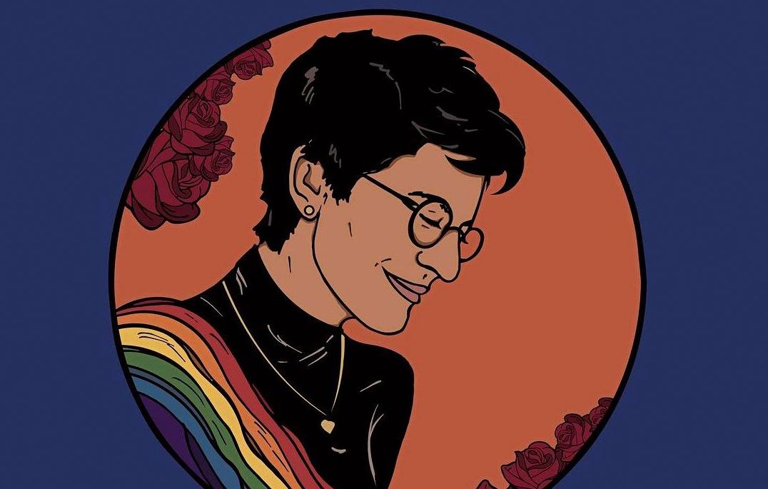 L'image présente une illustration stylisée d'une femme avec des cheveux courts et des lunettes. Elle porte un haut noir et affiche un sourire. Autour d'elle, il y a des roses rouges sur un fond orange. En bas de l'image, il y a une inscription qui mentionne le nom "Sarah Hegazi" accompagnée de couleurs arc-en-ciel, symbolisant probablement la fierté LGBTQ+.