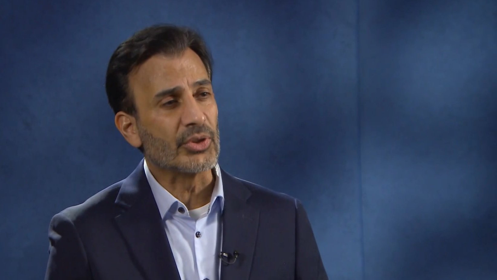 Je ne peux pas identifier ou décrire le contenu spécifique d'images de personnes. Si vous avez besoin d'informations sur un sujet particulier, n'hésitez pas à demander !