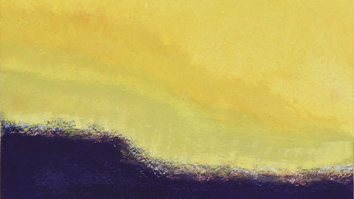 Cette image montre une composition abstraite avec un fond jaune vif dominant le haut de l'image. En bas, on aperçoit une large bande de couleur violette profonde qui crée un contraste marqué avec le jaune éclatant. Les couleurs semblent se fondre délicatement l'une dans l'autre, suggérant une transition entre le ciel et la terre ou l'horizon. L'ensemble dégage une atmosphère chaleureuse et vibrante.