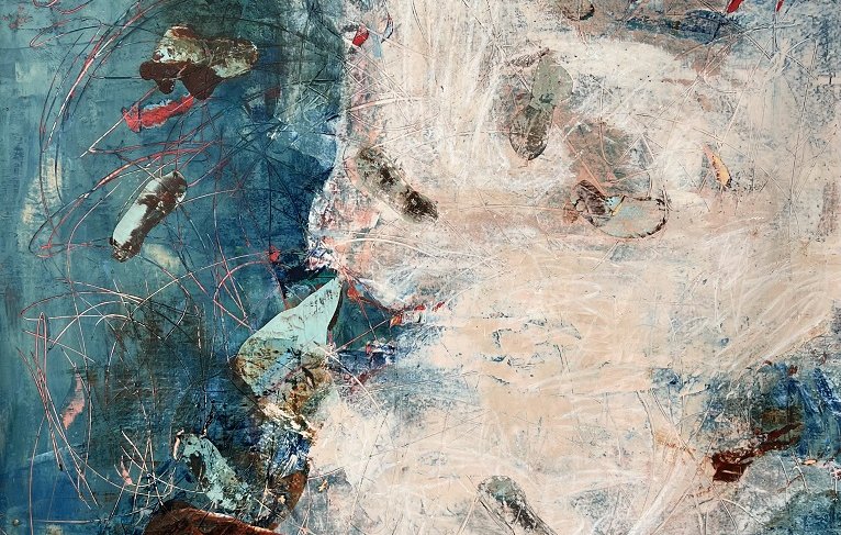 Cette image est une œuvre abstraite qui combine des teintes de bleu, de beige et des accents de rouge et de brun. On peut y voir des formes organiques et des textures variées qui semblent se mélanger et se superposer. L'ensemble crée une atmosphère dynamique et suggestive, utilisant des coups de pinceau expressifs et des nuances pour évoquer une certaine profondeur et mouvement. Les éléments dispersés à la surface ajoutent à la complexité de la composition, invitant à l'interprétation personnelle.