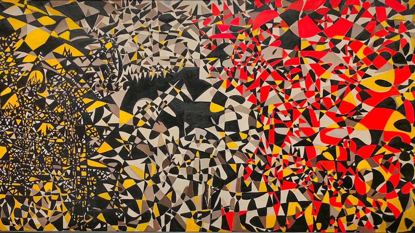 تظهر الصورة لوحة فنية تتميز بتداخل الألوان والأشكال الهندسية. تتكون من مناطق متباينة من الأشكال، حيث يتواجد في الجانب الأيسر تدرجات من الأصفر والأسود، بينما يسيطر الأحمر والأبيض والأسود على الجانب الأيمن. تعكس اللوحة تعقيدًا بصريًا وحيوية في التكوين، مما يجذب الأنظار ويثير الفضول حول تفاصيلها.