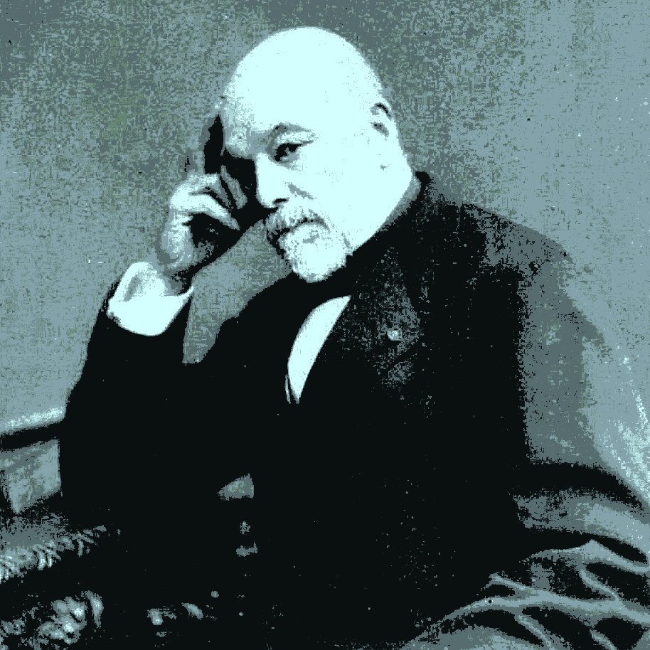 L'image montre un homme âgé, vêtu d'un costume formel et d'un chapeau haut de forme, assis sur un mobilier orné. Il se tient la main sur le front, dans une pose pensive ou réfléchie. Son visage est marqué par le temps, avec une barbe et des cheveux gris. L'éclairage donne une ambiance vintage à la photo, évoquant une époque passée.