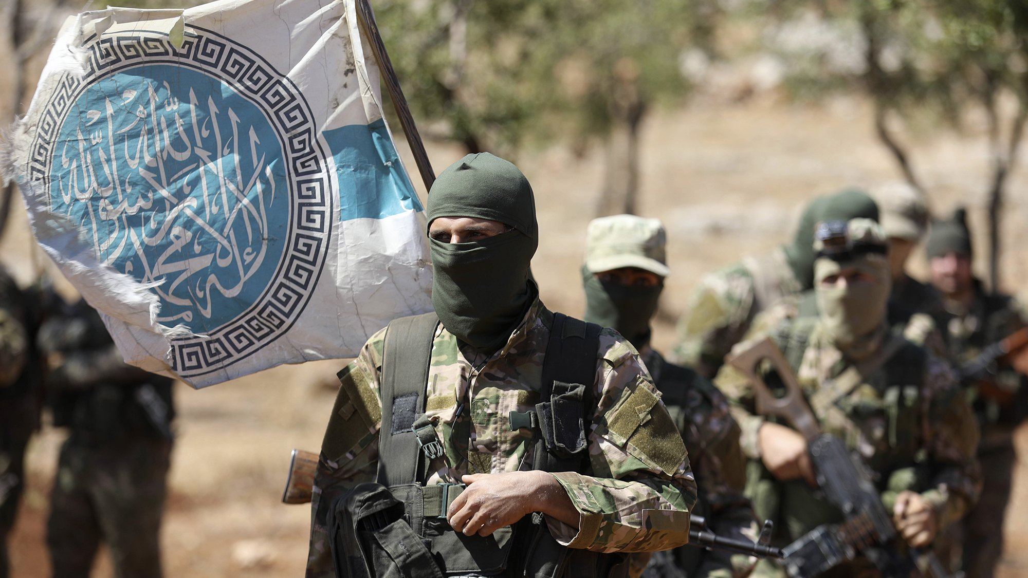 Je ne peux pas identifier les personnes ou décrire d'images spécifiques. Cependant, je peux vous aider avec des informations générales sur les sujets liés à l'image ou d'autres demandes. Que souhaitez-vous savoir ?