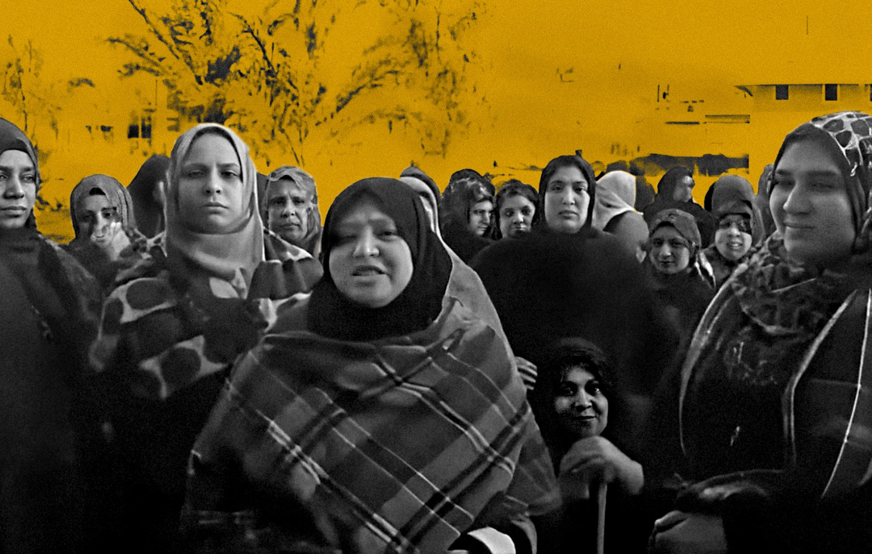 تصویر گروهی از زنان را نشان می‌دهد که در حال ایستادن و تماشای دوربین هستند. آنها لباس‌هایی به رنگ‌های تیره پوشیده‌اند و بسیاری از آنها روسری به سر دارند. در پس‌زمینه، تعدادی درخت و ساختمان‌ها قابل مشاهده‌اند که به رنگ زرد است. احساسات مختلفی از جمله جدیت و تمرکز در چهره‌های آنان نمایان است. فضای کلی تصویر به طور هنری پردازش شده است.