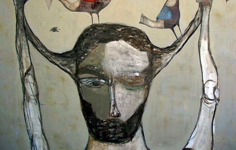 L'image représente une figure humaine stylisée, dont le visage et le corps sont peints avec des couleurs sombres et des traits simplifiés. Cette figure semble porter un cerceau au-dessus de sa tête, à l'intérieur duquel volent plusieurs oiseaux colorés. Les oiseaux, aux motifs variés, ajoutent une touche de vivacité à la composition, tandis que l'arrière-plan est d'une teinte neutre, mettant en avant la figure centrale et les oiseaux. L'ensemble dégage une atmosphère de rêverie et de connexion avec la nature.