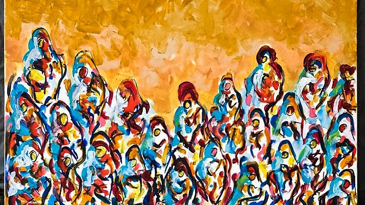 L'image représente une scène colorée et vibrante, où un grand groupe de figures humaines est stylisé dans des tons éclatants. Les personnages sont entourés d'un fond jaune, créant un contraste saisissant. Leurs formes sont abstraites, avec des couleurs éclatantes de bleu, rouge, et blanc, qui semblent se mélanger et se superposer. Les figures, bien que indistinctes, évoquent un sentiment de communauté ou de rassemblement, et l'ensemble de l'œuvre dégage une énergie dynamique.