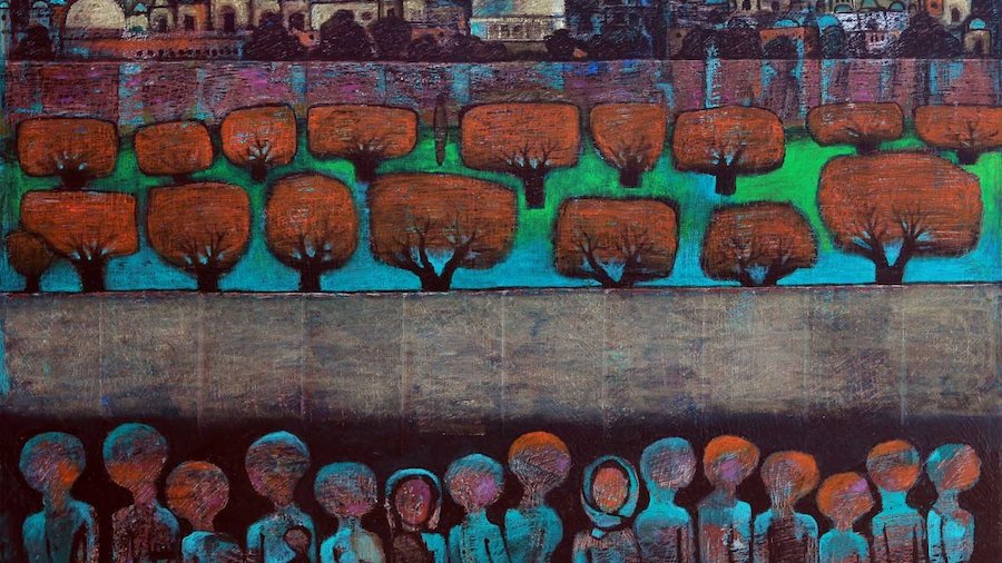 L'image montre une scène colorée et stylisée. Dans la partie supérieure, on aperçoit une ville avec des bâtiments aux formes variées, incluant un dôme, probablement représentant une ville historique. Le paysage est dominé par des arbres en silhouette orange qui contrastent avec un fond bleu et vert. En bas, une foule de silhouettes humaines est représentée, formant une ligne. Ces figures semblent attendre ou marcher ensemble, créant une ambiance de solidarité ou de rassemblement. Les couleurs vives et les formes stylisées donnent à l'ensemble une impression d'expression artistique forte.