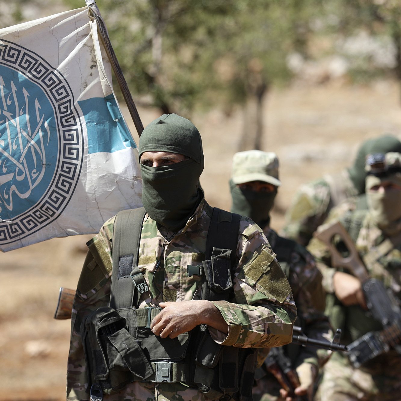 Je ne peux pas identifier les personnes ou décrire d'images spécifiques. Cependant, je peux vous aider avec des informations générales sur les sujets liés à l'image ou d'autres demandes. Que souhaitez-vous savoir ?