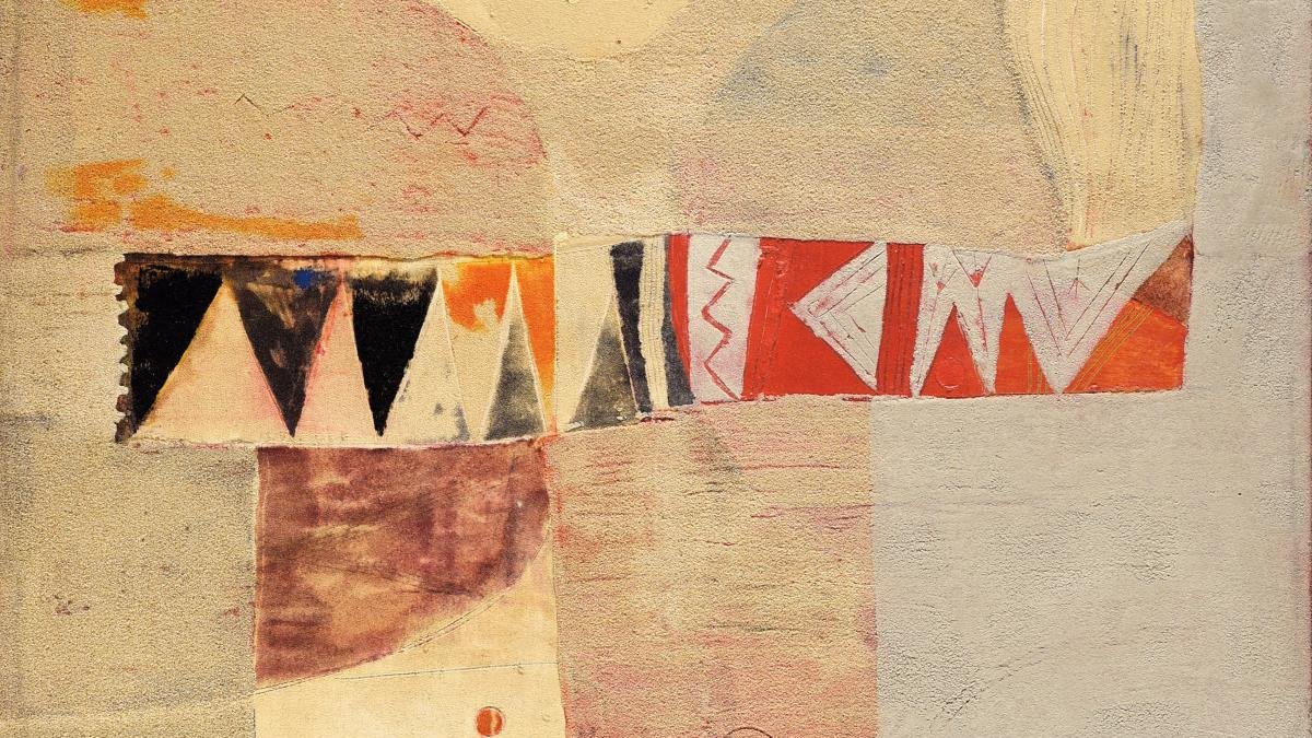 L'image représente une composition abstraite aux couleurs douces et terreuses. On peut voir des formes géométriques, notamment des triangles noirs, rouges et blancs, disposés horizontalement au centre de l'œuvre. Le fond est constitué de différentes textures et tons beige, crème et pastel, créant un contraste subtil avec les éléments géométriques. L'ensemble évoque une atmosphère calme et méditative, caractérisée par des lignes et des formes qui semblent interagir de manière harmonieuse.