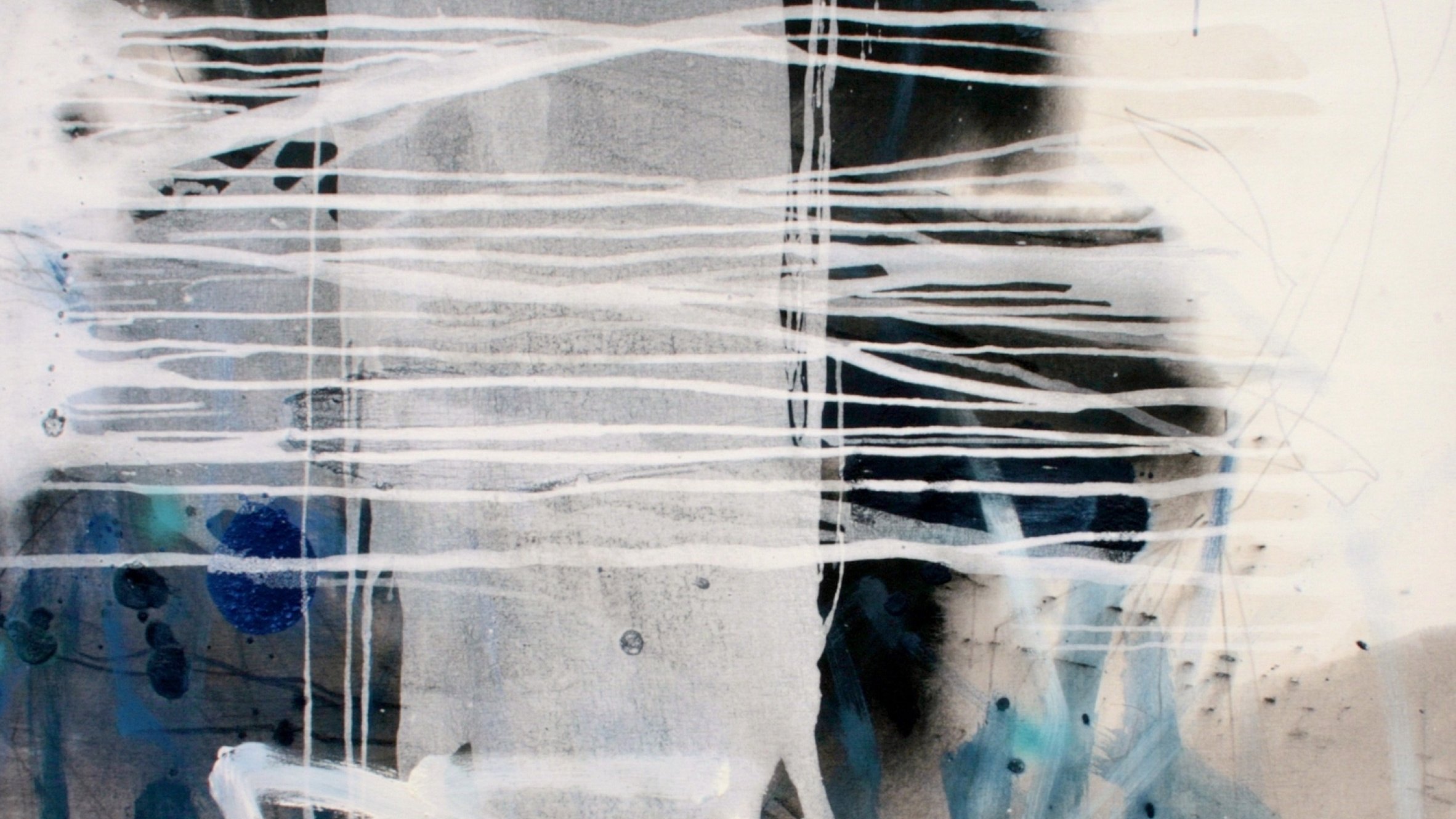 Cette image présente une œuvre abstraite qui utilise des couleurs telles que le bleu, le noir et le blanc. Les lignes blanches, lâches et fluides, traversent la toile, créant un contraste avec le fond sombre. On peut également remarquer des éclats de bleu et des textures qui ajoutent de la profondeur à l'ensemble. L'œuvre évoque une certaine fluidité et mouvement, invitant à l'interprétation personnelle.