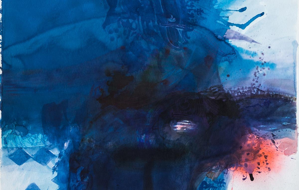 L'image présente une composition abstraite dominée par des tons de bleu, allant du bleu profond au turquoise. Des éclaboussures et des textures variées ajoutent de la dimension à l'œuvre, tandis que quelques touches d'orange et de noir apportent contraste et profondeur. Les formes semblent se fondre les unes dans les autres, créant une atmosphère fluide et mystique. Cette œuvre évoque une sensation de mouvement et de profondeur, invitant à l'interprétation et à la contemplation.