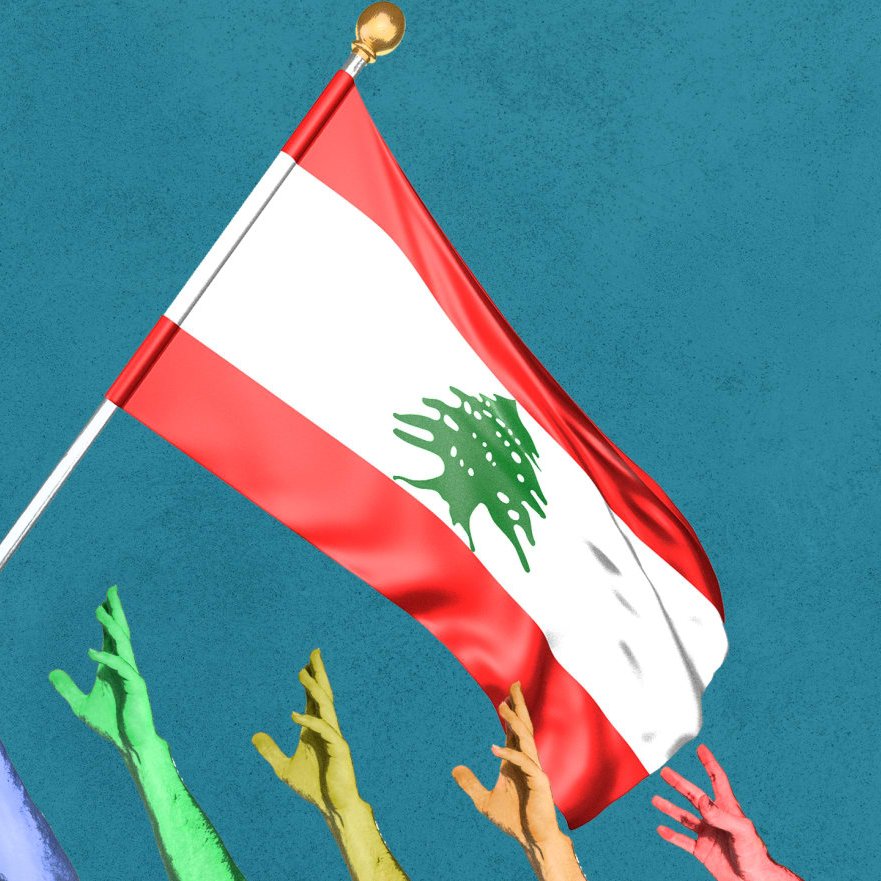 L'image montre un drapeau libanais porté par des bras de différentes couleurs, symbolisant la diversité et l'unité. Le drapeau est composé de trois bandes horizontales : rouge, blanc et rouge, avec un cèdre vert au centre. Le fond est d'une couleur bleu uni, mettant en valeur les éléments au premier plan. Cela pourrait représenter un message de solidarité ou d'engagement envers le Liban.