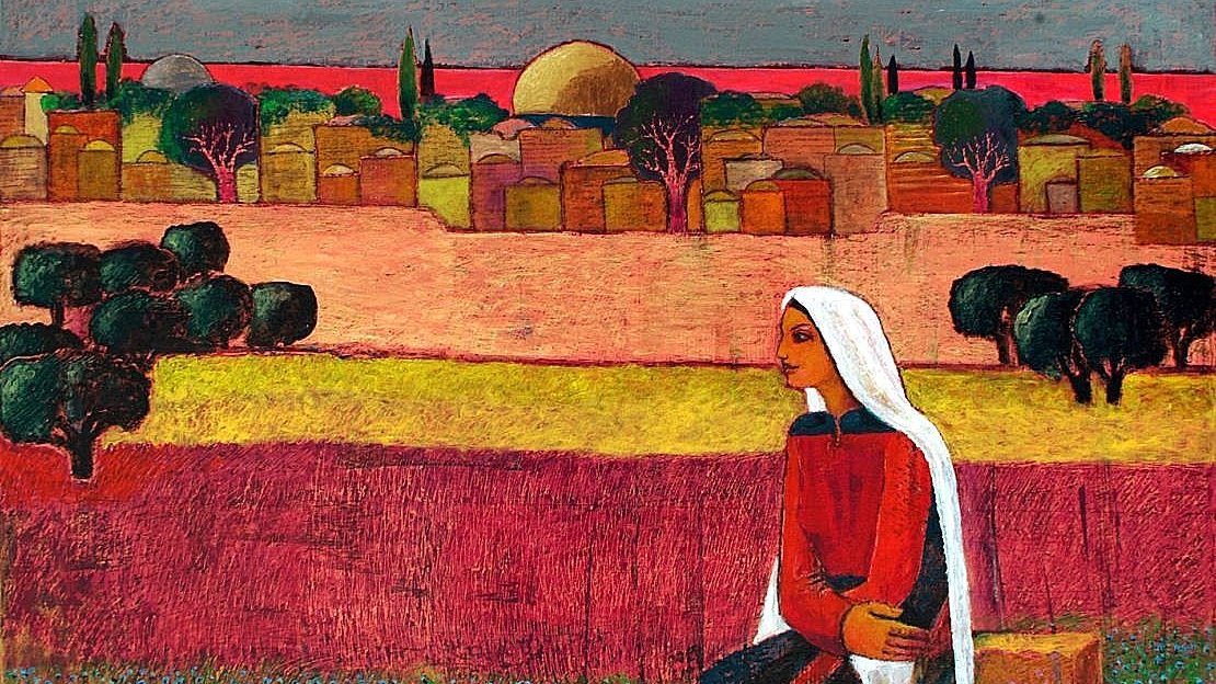 Cette image représente une scène colorée avec une silhouette féminine assise sur un rocher, regardant un paysage urbain en arrière-plan. La femme, vêtue d'une robe rouge et d'un foulard blanc, semble contemplative. Le panorama évoque une ville avec des maisons aux teintes chaudes et des formes géométriques, entourée d'une nature stylisée, incluant des arbres et des collines. Le ciel est nuageux, ajoutant une atmosphère dramatique à la composition, tandis que les couleurs vibrantes créent un contraste fort entre la femme et le paysage.