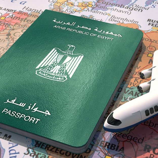 L'image montre un passeport égyptien, de couleur verte, posé sur une carte du monde. À côté du passeport, il y a un petit modèle d'avion, symbolisant le voyage et l'exploration. La carte en arrière-plan présente divers pays et continents, suggérant des destinations possibles. L'ensemble évoque le thème du voyage international et de la découverte.