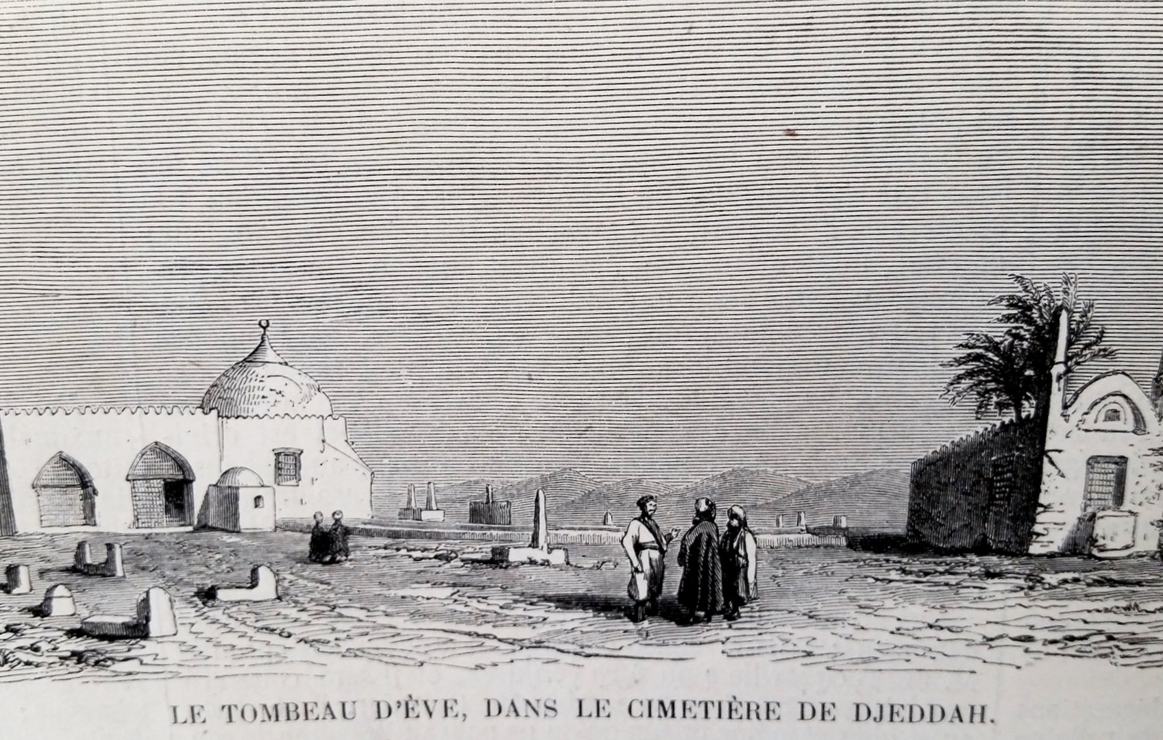L'image représente un paysage de cimetière à Djeddah, où l'on peut voir le tombeau d'Éve. Il y a un bâtiment avec un dôme à gauche, entouré de tombes. Au centre, un groupe de personnes semble discuter. À l'arrière-plan, on aperçoit des structures architecturales et un paysage qui évoque la région. L'ensemble dégage une atmosphère à la fois sereine et respectueuse, typique des lieux de mémoire.