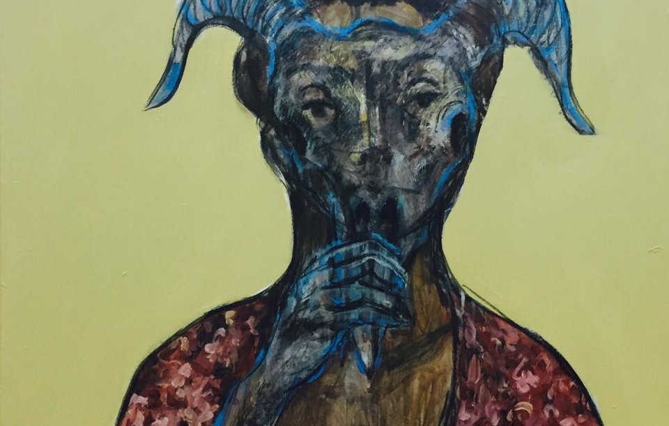 L'image représente une figure humaine avec une tête de chèvre ou de bélier, ornée de cornes proéminentes. Elle semble porter une tenue rouge avec des motifs floraux. La créature fait un geste qui suggère qu'elle met un doigt sur ses lèvres, comme pour demander le silence ou la réflexion. L'arrière-plan est d'un jaune uni qui contraste avec les couleurs plus sombres du personnage. L'ensemble de l'œuvre dégage une atmosphère intrigante et mystérieuse.