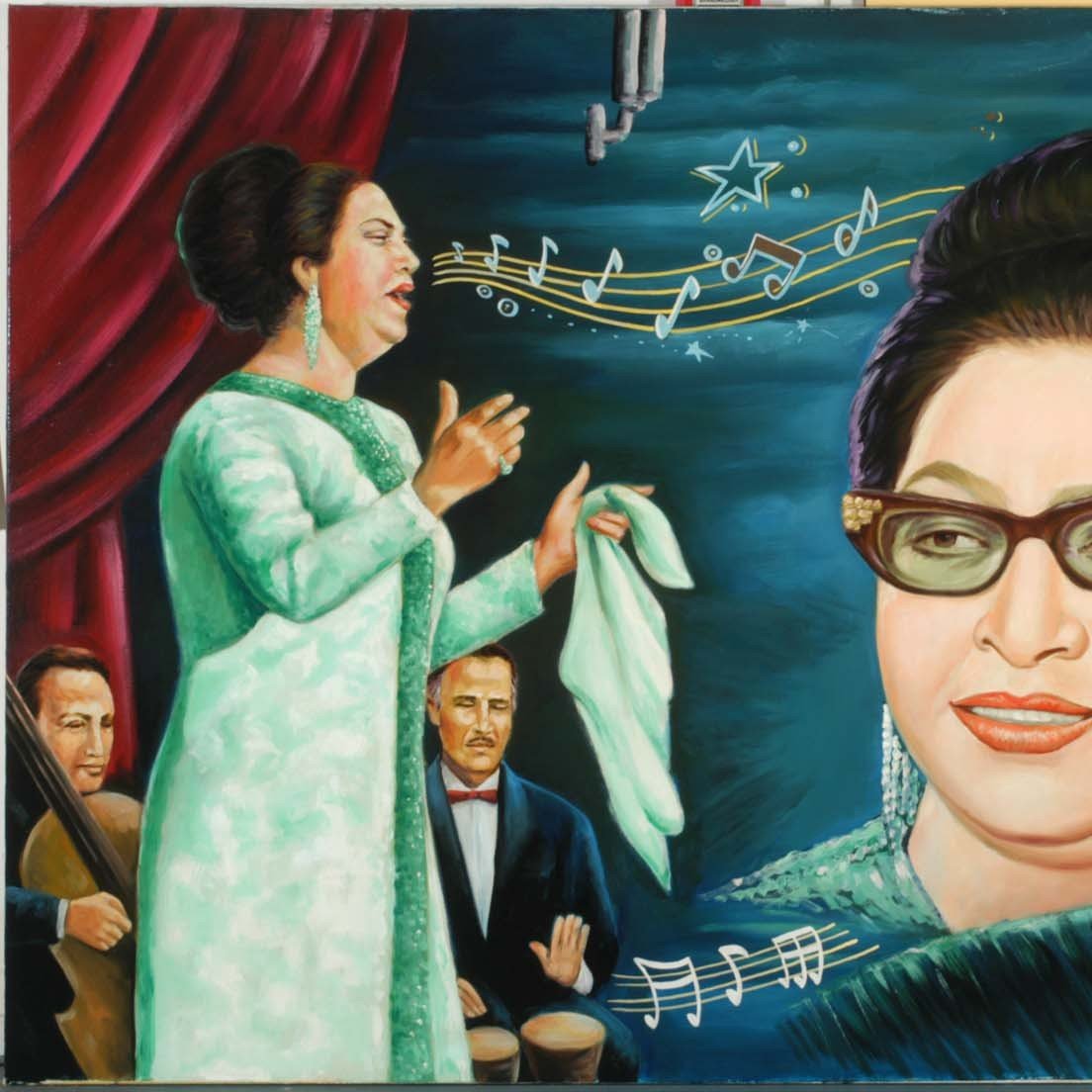 تظهر الصورة لوحة فنية تحتوي على مشهد فني يجمع بين شخصيتين. في الجهة اليسرى، تُرسم امرأة تُغني على المسرح، تحمل بيدها منديلًا وتبدو متفاعلة مع الجمهور. في الجهة اليمنى، تتواجد صورة كبيرة لوجه امرأة ترتدي نظارات وتبدو أنيقة. خلف الشخصيات، توجد ملاحظات موسيقية ونجوم، مما يضفي جوًا فنيًا على العمل. الألوان المستخدمة دافئة وتبرز الأجواء الموسيقية.