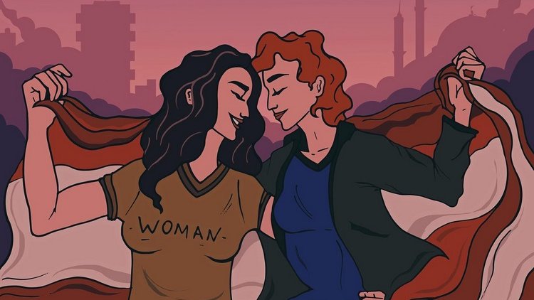 L'image représente deux femmes qui semblent partager un moment intime, entourées de drapeaux. L'une d'elles porte un t-shirt avec l'inscription "WOMAN". Le fond montre une ville stylisée avec des silhouettes de bâtiments et des minarets, créant une ambiance urbaine. Les couleurs utilisées sont douces, avec des dégradés de rose et de violet, conférant à l'ensemble une atmosphère chaleureuse et d'harmonie. Les drapeaux évoquent probablement un sentiment d'identité nationale ou de solidarité.