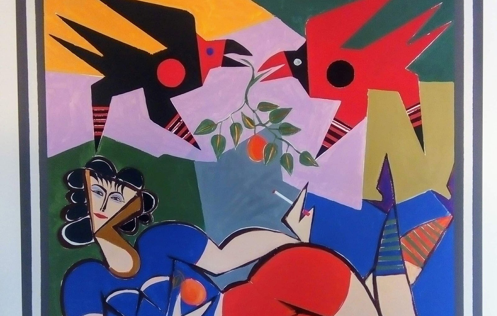 L'image présente une composition colorée et stylisée. Au centre, une figure féminine, avec des cheveux noirs, est allongée dans une position relaxée. Elle porte un haut bleu et un bas rouge, et elle tient un objet orange près de sa poitrine. En arrière-plan, deux oiseaux aux couleurs vives, l'un noir et l'autre rouge, semblent interagir. Des formes géométriques et des éléments naturels, comme une branche avec des fruits, sont intégrés dans la toile. L'ensemble dégage une atmosphère vibrante et dynamique, typique d'un style artistique moderne.