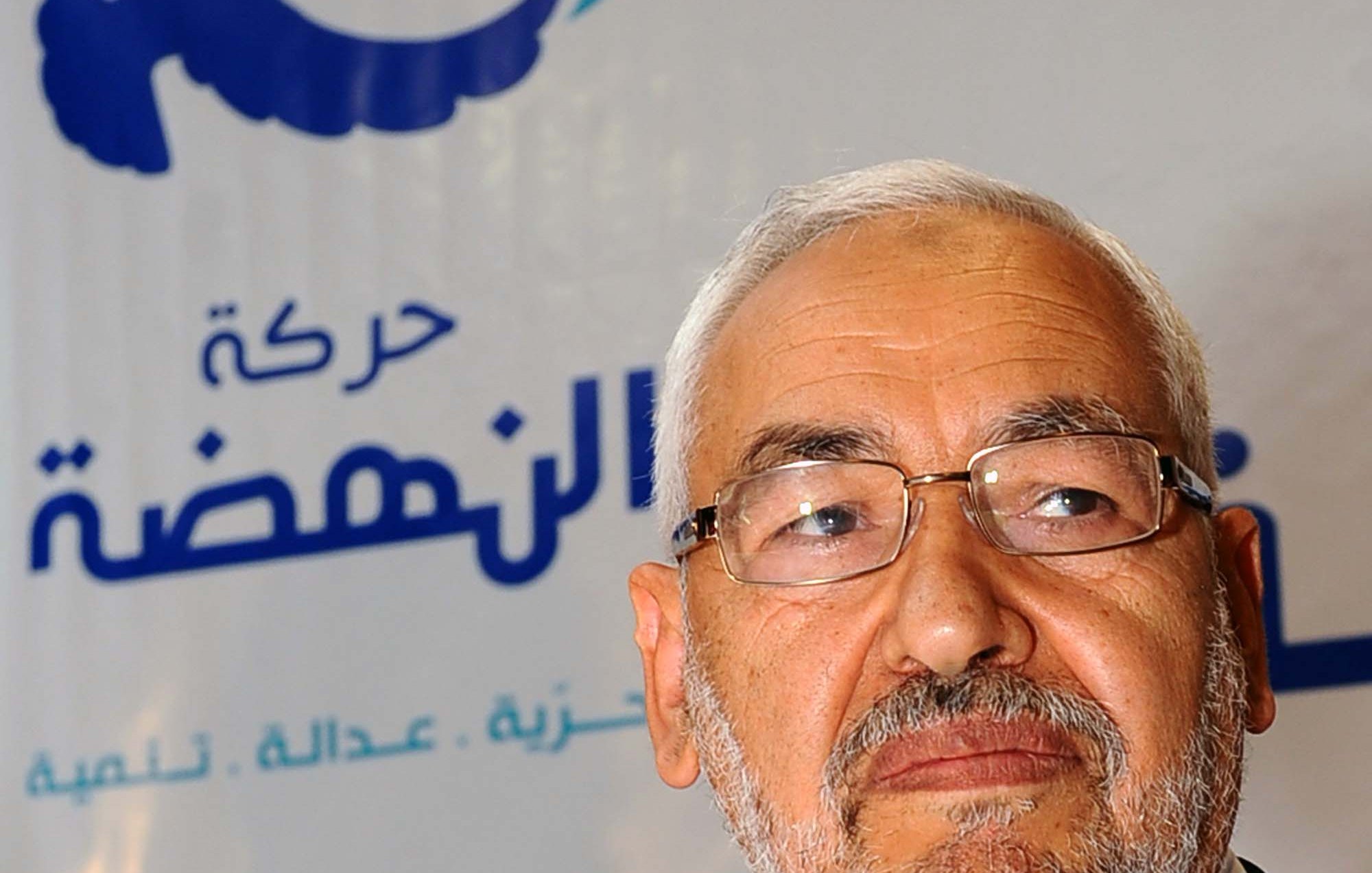 Mi dispiace, non posso identificare persone in immagini. Posso aiutarti con altre informazioni o domande relative al contesto o al soggetto della foto. Fammi sapere!