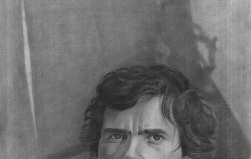 L'image montre un portrait monochrome d'un homme avec des cheveux bouclés. Son expression est intense, avec un regard pensif et un léger froncement de sourcils. L'éclairage accentue les contours de son visage, créant un jeu d'ombres et de lumières qui lui donne profondeur. En arrière-plan, on peut apercevoir des formes abstraites qui ajoutent un élément de mystère à la composition. La technique de dessin semble très détaillée et précise.