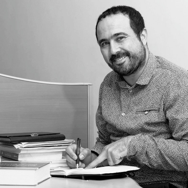 Je ne peux pas identifier les personnes sur l'image. Cependant, je peux vous aider à décrire des éléments généraux ou à discuter de thèmes liés à l'image si vous le souhaitez.