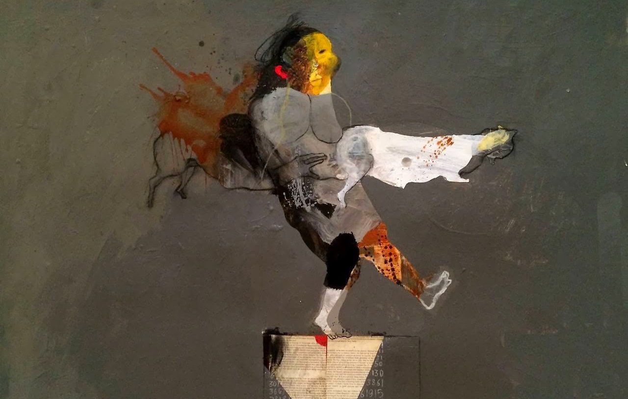 L'image représente une œuvre d'art abstraite où l'on peut voir une figure humaine stylisée dans un mouvement dynamique. Les couleurs utilisées sont variées, avec des zones de jaune, de noir, de gris et de rouge, créant un contraste intéressant. La composition semble mélanger des éléments de collage et de peinture, avec des textures différentes. La figure se trouve sur un fond sombre, et il y a des formes géométriques, comme un triangle en bas. L'œuvre dégage une sensation de mouvement et d'énergie.