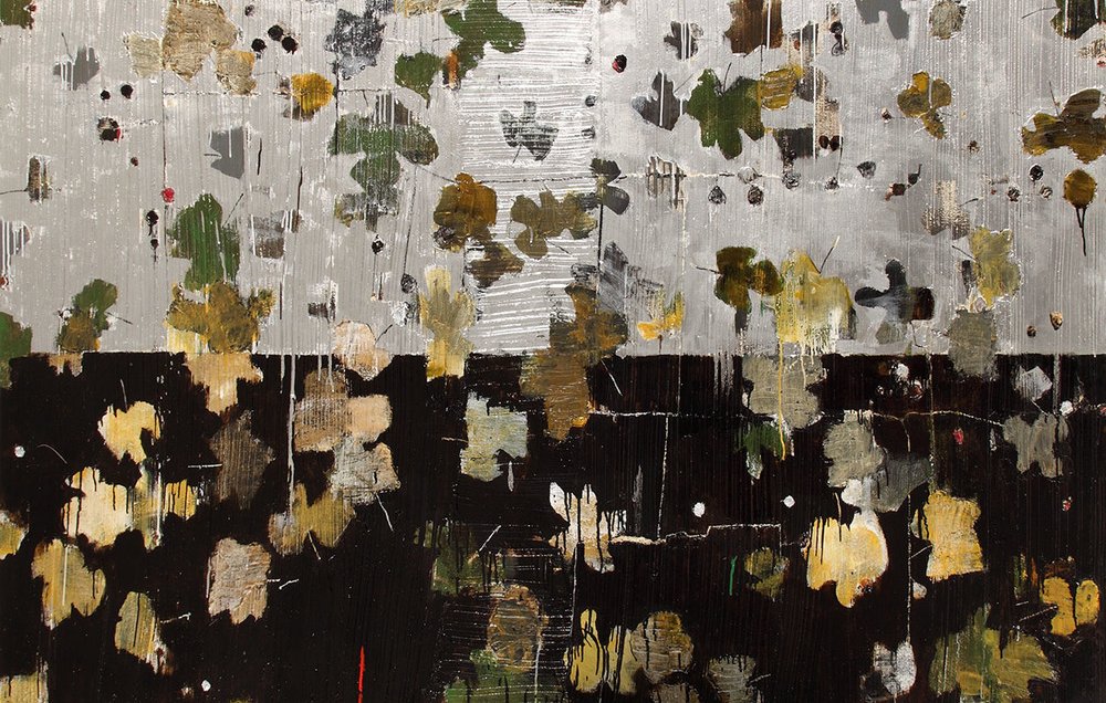 L'image présente une composition abstraite avec des taches de peinture de couleurs variées, notamment des tons argentés, verts, et noirs. On peut remarquer un motif qui évoque des feuilles ou des formes organiques, disposées de manière aléatoire sur un fond texturé. Les différentes couches de couleur créent un contraste et une richesse visuelle, donnant une impression de profondeur et de mouvement. L'ensemble dégage une atmosphère à la fois naturelle et contemporaine.