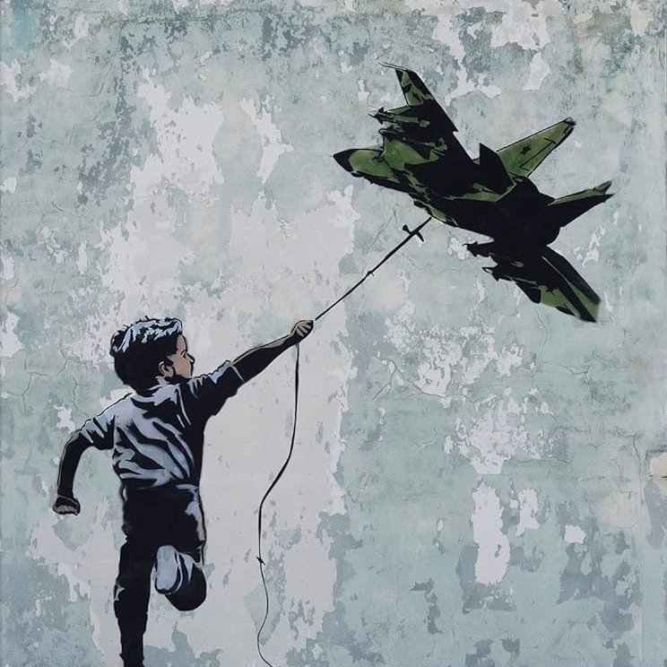 L'image représente un garçon courant joyeusement, tenant une ficelle à laquelle est suspendu un avion de chasse. Le mur en arrière-plan est rugueux et décoloré, ce qui met en valeur le contraste entre la figure du garçon et l'avion. Cette œuvre pourrait symboliser des thèmes comme l'innocence de l'enfance face à la guerre ou la rêverie de l'évasion.