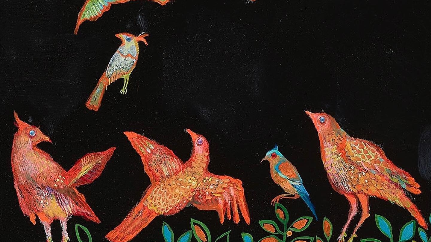 Des oiseaux colorés volent sur un fond noir, entourés de feuillages stylisés.