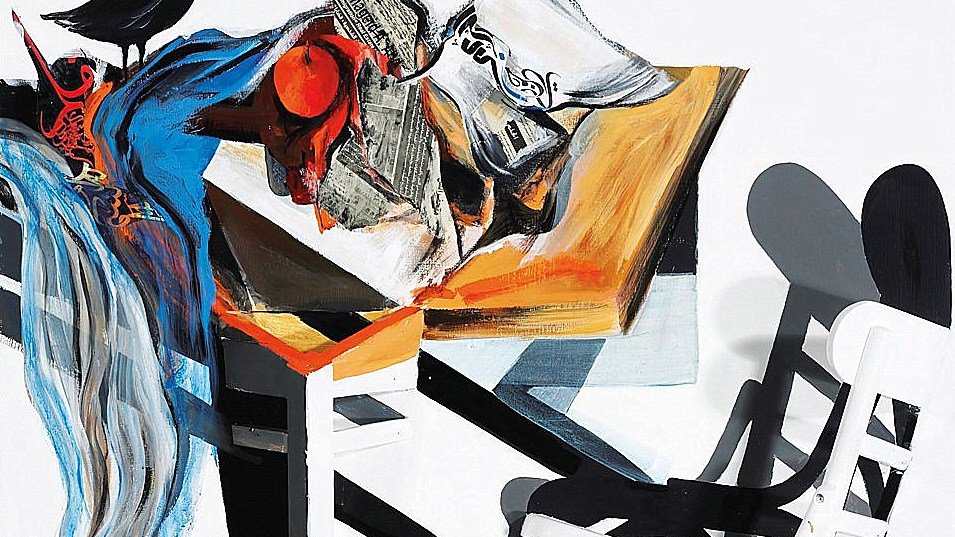 L'image représente une composition artistique dynamique avec un mélange de couleurs et de formes. On y voit une table légèrement en désordre, avec des objets hétéroclites comme des papiers et des fruits (notamment des oranges) disposés de manière spontanée. À côté de la table, une chaise blanche est présentée de façon originale, projetant une ombre sur le mur. En haut à gauche, un oiseau noir se tient sur un des objets, ajoutant une touche de vie à la scène. Les couleurs vives et la disposition des éléments créent une atmosphère à la fois énergique et intrigante.