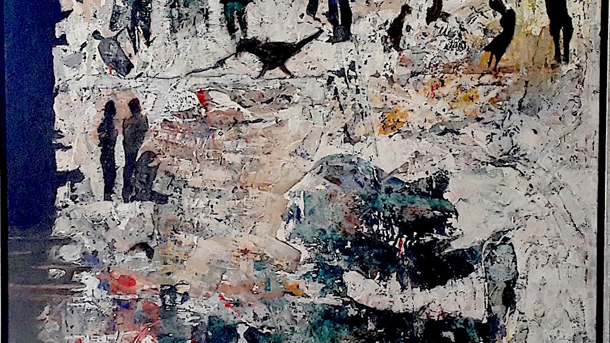 L'image représente une œuvre d'art abstraite riche en textures et en couleurs. On peut y voir des silhouettes sombres qui semblent interagir dans un paysage onirique. Les couches de peinture créent une profondeur visuelle, mélangeant des tons de bleu, de blanc et de noir, avec des touches de couleur plus vives comme le rouge. La composition générale évoque une sensation de mouvement et d'émotion, invitant à l'interprétation personnelle. Des éléments figuratifs se mêlent aux textures, créant un contraste intéressant entre le chaos et l'harmonie.