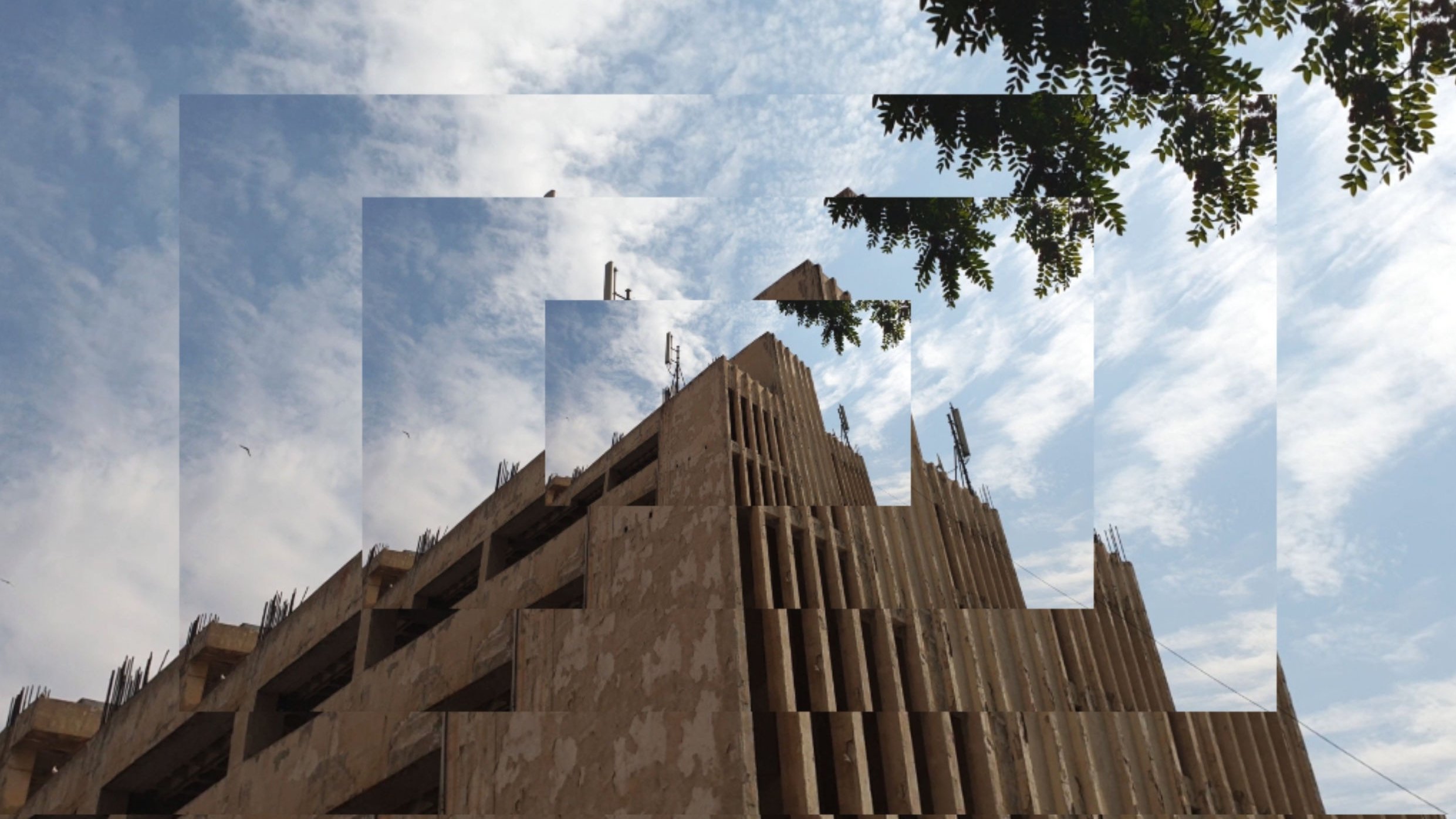 L'image représente un bâtiment dont l'architecture semble caractéristique, avec des formes angulaires et des motifs sur la façade. Le ciel est visible au-dessus, avec des nuages qui créent un effet de profondeur. Des éléments de verdure, comme des branches d'arbre, apparaissent sur le côté. L'image a été manipulée pour créer un effet d'entrelacement ou de superposition, ajoutant une dimension artistique à la scène.