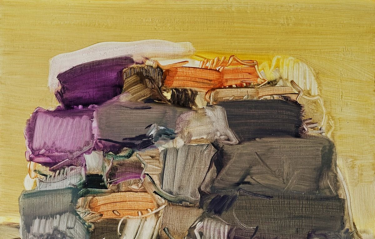 L'image présente une œuvre abstraite où des coups de pinceau épais et texturés forment des blocs de couleurs variées, telles que le violet, l'orange, le gris et le beige. Le fond est d'un jaune doux, ce qui crée un contraste intéressant avec les teintes plus sombres et plus vives au premier plan. L'ensemble évoque une impression de volume et de mouvement, tout en laissant place à l'interprétation personnelle.