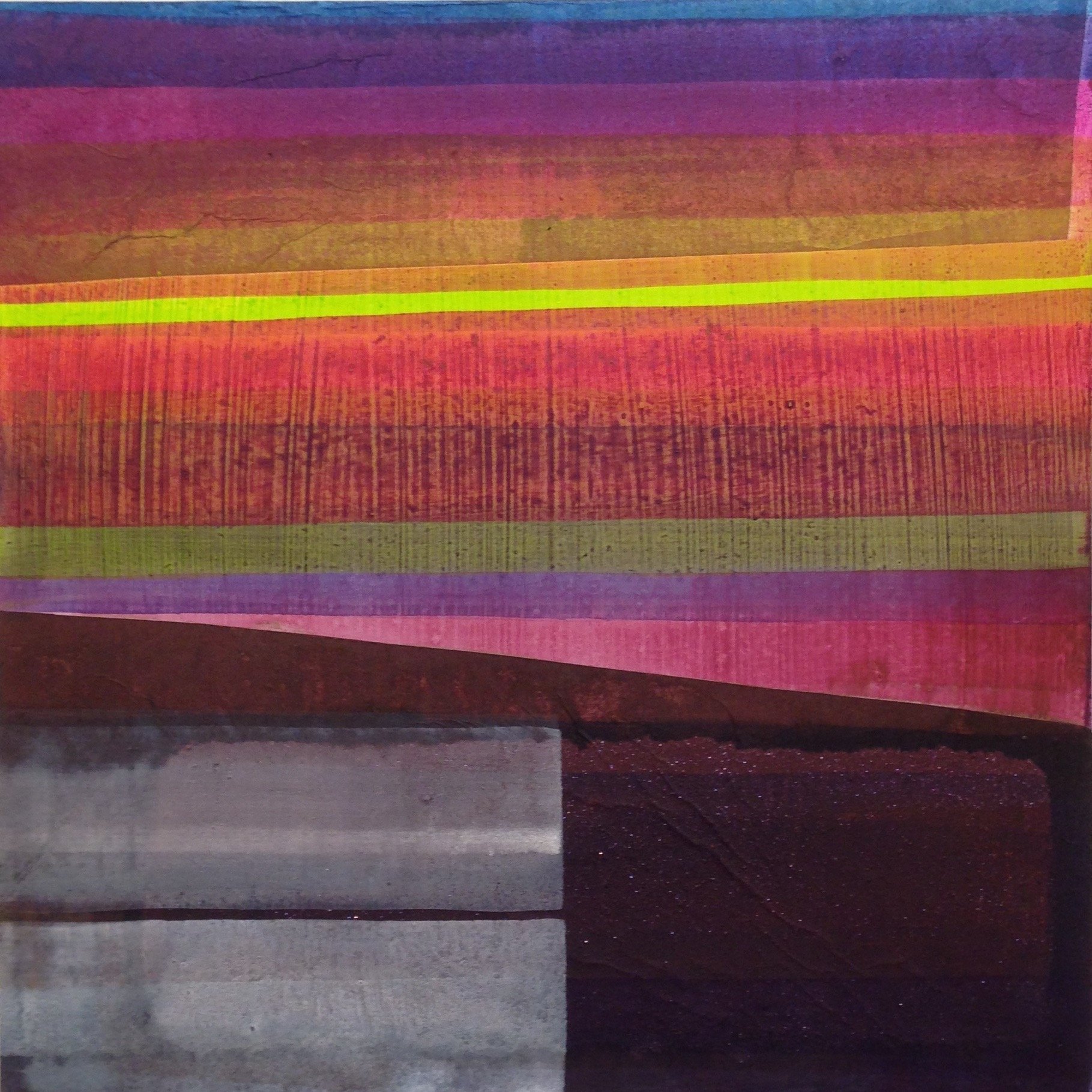 Cette image présente une composition abstraite, caractérisée par de larges bandes de couleurs vives qui se superposent. Les teintes vont du rose, violet, jaune, au vert, créant un effet dynamique et énergique. En bas de l'image, on aperçoit des formes rectangulaires regroupées avec des nuances plus sombres, comme le gris et le brun. Les contrastes entre les couleurs et les textures ajoutent de la profondeur à l'œuvre, tout en jouant sur la lumière et l'ombre. L'ensemble dégage une impression moderne et captivante.